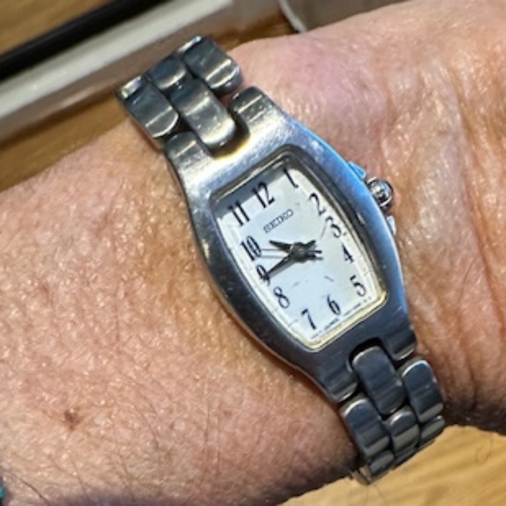 SEIKO VIVACE SMALL STAINLESS STEEL ANALOG QUARTZ LINK WATCH